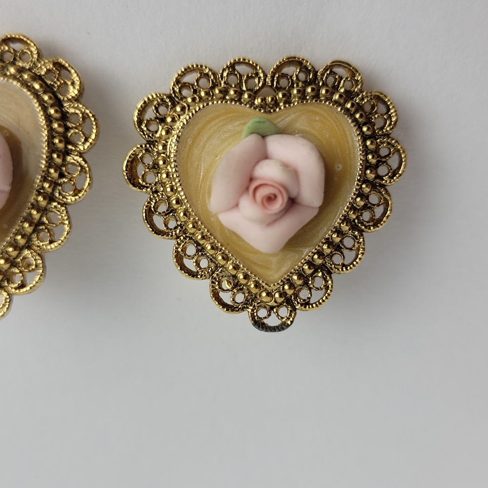 Vintage Gold Tone Filigree Victorian Heart Shaped Porcelain Rose Clip On Earring - Picture 3 of 7